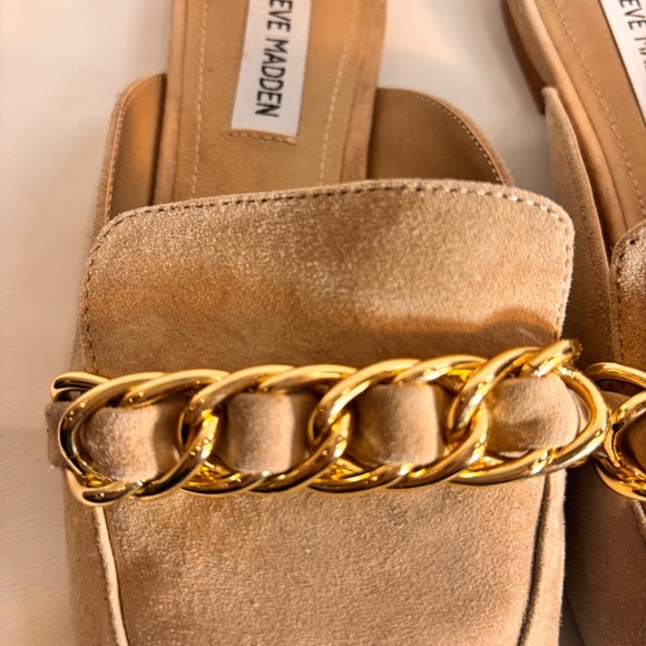 STEVE MADDEN Sz 9 Faine Slip On Light Tan Suede Pointy Mules Gold Toned Chain - Picture 4 of 14
